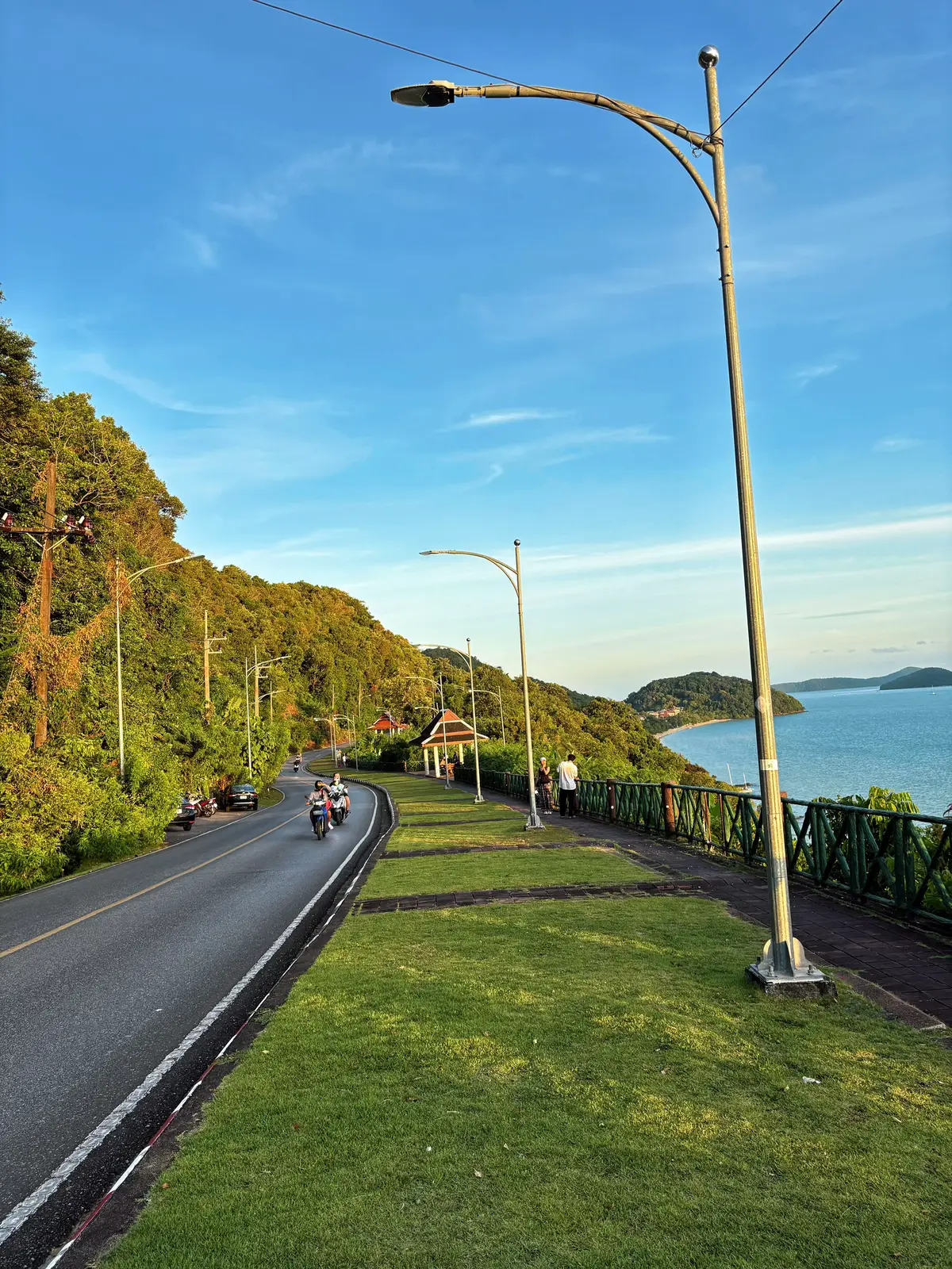 ไม่ไกลจากในเมืองมากนัก แต่ได้วิวสวยมากๆ  #ภูเก็ต #phuket #แหลมดินสอ #จุดชมวิวเขาขาดภูเก็ต 