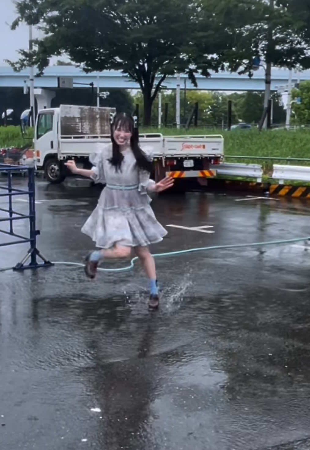 水溜まり楽しい！歌詞と合う土砂降りの雨〜🎧#夏フェス #☔️ 