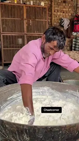 Ghewar making 😍 — golden, crispy aur chashni mein dooba hua Rajasthani sweet delight! 🍯✨ #GhewarMaking #RajasthaniSweets #DesiDessert #foodblogger #Foodie #indianstreetfood 