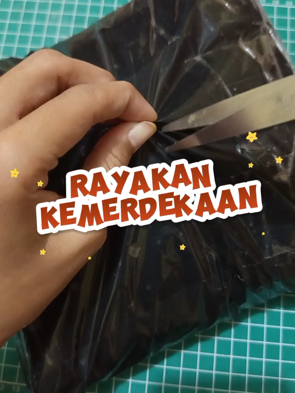 Satu pak isi 100 balon metalik ukuran 12 inch, siap bikin dekorasi pesta, acara ulang tahun, pernikahan, hingga event besar jadi super mewah dan berkelas. Warna-warna metaliknya memantulkan cahaya indah, bikin suasana langsung meriah dan estetik di foto. Balon tebal, tidak mudah pecah, bisa diisi udara atau helium. Cocok untuk dekorasi indoor maupun outdoor. Jangan tunggu kehabisan, stok terbatas dan harga promo cuma sekarang. Wajib borong sebelum naik harga. #balon #balonmetalik #dekorasi #pestamurah #viral       
