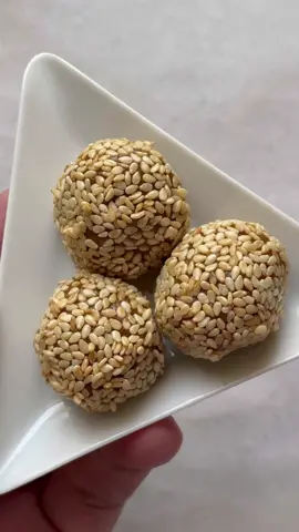 ⁨	📌 حلى التمرية و السمسمية -  Dates & Sesame Healthy Snack 📌 للمزيد من الوصفات تابعوني على صفحتي  ‪@thekuwaitichef‪@thekuwaitichef‬ef المكونات تمر (منقوع في الماء لتليينه) — ١ كوب ماء (لنقع التمر) — ١/٤ كوب طحينة — ملعقتين كبيرة زبدة الفول السوداني —  ملعقتين كبيرة شوفان ملفوف (مطحون) — نص كوب بودرة قرفة — نص ملعقة صغيرة بودرة هيل — ربع ملعقة صغيرة ملح — حسب الرغبة خلاصة الفانيليا — نص ملعقة صغيرة Healthy dates bites: Ingredients:  Pitted dates (soaked in water to soften) — 1 cup Water (for soaking dates) — 1/4 cup Tahini — 2 tbsp Peanut butter — 2 tbsp Rolled oats (blended & powdered)— 1/2 cup Cinnamon powder — 1/2 tsp Cardamom powder — 1/4 tsp Salt — to taste Vanilla extract — 1/2 tsp للمزيد من الوصفات تابعوني على صفحت‪@thekuwaitichef‬‪@thekuwaitichef‬tichef   #اكلات_سهله  #طبخات_لذيذه #وصفات_لذيذة #وصفات_سريعة⁩ 