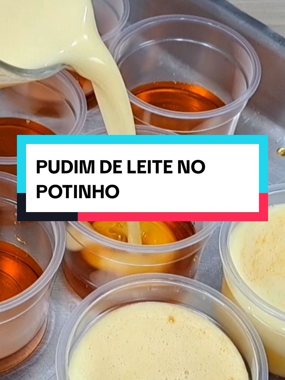 PUDIM DE LEITE NO POTINHO | FAÇA E VENDA Ingredientes: 3 ovos (165 g) 1 caixinha de leite condensado (395 g) 300 ml de leite 1/2 colher e chá de essência de baunilha (2,5 ml) 1/4 xícara de leite em pó (30 g) 1 1/2 xícaras de açúcar (300 g) 3/4 xícara de água (180 ml) capacidade da xícara é de 240 ml peso é o total dos ingredientes Modo de preparo: Caramelo: Em uma panela adicione 1 xícara e 1/2 de açúcar, leve ao fogo médio e mexa de vez em quando até derreter completamente, quando o açúcar estiver derretido e sem grumos abaixe o fogo e adicione aos poucos 3/4 de xícara de água quente com cuidado, continue mexendo até dissolver todos os torrões e formar uma calda mais líquida, desligue o fogo, passe a calda por uma peneira para eliminar gruminhos e transfira para uma tigela, reserve. Para o pudim: em uma tigela adicione 3 ovos e bata levemente, acrescente 1 caixinha de leite condensado, 300 ml de leite integral, 1 colher de chá de essência de baunilha e 1/4 de xícara de leite em pó, misture até ficar homogêneo, passe a mistura por uma peneira para garantir uma textura lisa, despeje o conteúdo em um recipiente com bico para facilitar o preenchimento das forminhas, use potinhos plásticos próprios para forno com capacidade de 145 ml, distribua cerca de 3 colheres de sopa de calda em cada potinho e depois complete com a massa do pudim até quase a borda, coloque os potinhos dentro de uma forma sem encostar nas laterais, adicione água quente na forma até alcançar 1 dedo de altura e coloque um pouco de vinagre na água para evitar que a forma escureça, cubra tudo com papel alumínio apertando bem as bordas e o centro, leve ao forno pré-aquecido a 180°C por 35 a 45 minutos em banho-maria na grade mais baixa do forno a gás, após 30 minutos faça o teste da faca, se sair limpa e o pudim estiver firme está pronto, retire do forno, remova o papel alumínio, tire os potinhos da água e coloque-os sobre uma grade para esfriarem por 30 minutos em temperatura ambiente, leve à geladeira por no mínimo 4 horas antes de tampar para evitar formação de vapor, após gelar completamente tampe os potinhos, essa receita rende 8 unidades, custa em média R$ 2,05 por unidade com embalagem, pode ser vendida entre R$ 8 a R$ 12, tem validade de 5 dias na geladeira ou 30 dias no congelador, para descongelar basta deixar na geladeira de um dia para o outro. #fyp #cozinhatiktok #TikTokReceita #foryou #nossacozinha 