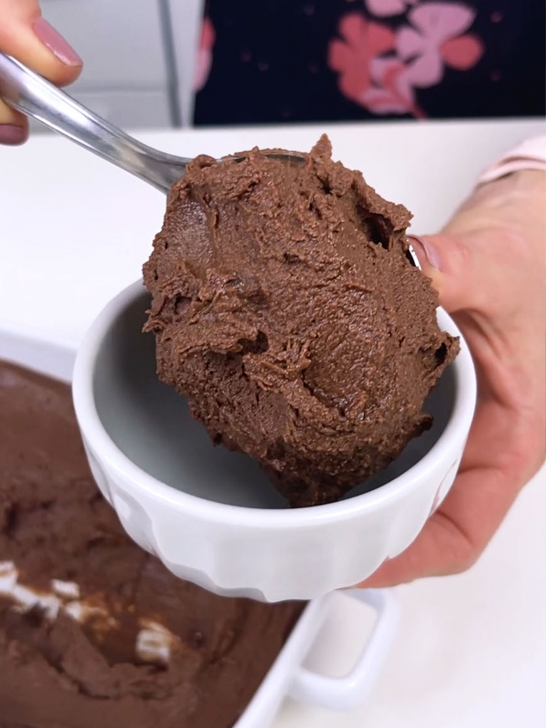 3 ingredientes e pronta em poucos minutos!  (MOUSSE DE CHOCOLATE) INGREDIENTES: - 300g Chocolate meio amargo - 2 potes de iogurte natural - 50g de leite em pó MODO DE FAZER: Derreta o chocolate a cada 30 segundos no micro-ondas. Junte a esse chocolate derretido o iogurte e o leite em pó. Misture até homogeneizar e leve para geladeira por 3 horas. Sirva! #sobremesa #receitafacil #mousse #moussedechocolate #moussedechocolatefit