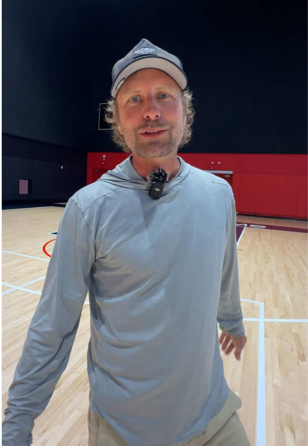 Pre-show pickleball with @dierksbentley in LA and yes, he plays to win 🙌 #movewithkate #brokenbranchestour #dierksbentleywhiskeyrow #katemackz #dierksbentley 