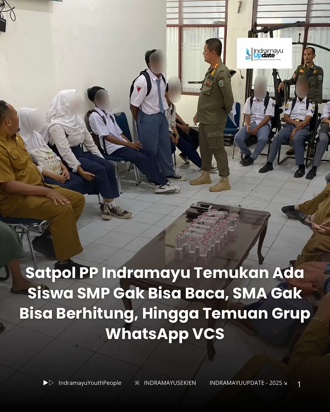 #indramayuupdate - Kepala Satpol PP dan Damkar Indramayu, Teguh Budiarso mengaku miris dengan temuannya saat menjaring siswa bolos hari ini, Senin (11/8/2025). Pasalnya, ada siswa SMP tidak bisa membaca sama sekali, selain itu ada pula siswa SMA tidak bisa matematika dasar, hingga temuan grup WhatsApp soal Video Call Sex (VCS) pada ponsel salah satu pelajar SMP. “Tragis sekali tadi ya, jadi tadi ada siswa SMP tidak bisa baca, kemudian ada juga SMA tidak bisa menghitung sama sekali, padahal itu matematika dasar,” ujar dia. Dalam penjaringan tersebut sedikitnya ada 10 siswa tingkat SMP dan SMA yang terjaring razia Satpol PP karena bolos sekolah. Petugas mendapati mereka tengah nongkrong di komplek pemakaman Makam Selawe di Kecamatan Sindang sekira pukul 09.00 WIB pagi tadi. Dari 10 siswa itu, dua di antaranya merupakan siswi perempuan. Mereka pun dibawa ke Kantor Satpol PP dan Damkar Indramayu untuk dilakukan pembinaan. Petugas juga memanggil orang tua dan guru tempat mereka bersekolah. Temuan ada anak SMP tidak bisa membaca ini berawal saat petugas memintanya untuk membaca daftar absen. Siswa itu kemudian mengaku tidak bisa membaca. “Dari SD gak bisa baca, sayanya malas,” ujar siswa tersebut. Tidak hanya itu, petugas juga mengetes salah satu siswa SMA yang juga ikut terjaring razia, walau sudah kelas XII tapi siswa tersebut rupanya tidak bisa matematika dasar seperti tambah, kurang, kali, bagi. “3x4 berapa?” Tanya Teguh. “Gak tahu,” ujar siswa tersebut. Kondisi itu membuat guru tempat siswa sekolah anak itu anak bisa geleng-geleng kepala. Termasuk soal temuan grup WhatsApp VCS di salah satu ponsel siswa SMP. Hal itu terungkap setelah petugas memeriksa ponsel satu per satu siswa tersebut. Dari keterangan siswa itu, ia mengaku dapat undangan grup VCS itu dari temannya. “Itu teman saya yang masukin, bukan saya yang sengaja masuk,” ujar siswa tersebut. Teguh menyampaikan, pembinaan yang dilakukan pihaknya hari ini tidak ada maksud menjelekkan siswa tersebut di hadapan orang tua maupun guru mereka. Melainkan mengajak kepada orang tua dan pihak sekolah untuk bersama-sama mencari solusi soal kondisi tersebut. #indramayu #pendidikan #smp #sma #pelajar 