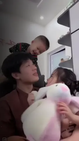 “Chú Úc đi làm…” , câu nói của ấy nghe vừa ngây thơ vừa làm tim đau nhói . Sau này lớn lên, hai đứa sẽ nhớ quãng thời gian ngắn ngủi ấy, những ngày có  chú Úc bên cạnh, cười nhiều, vui nhiều và được thương nhiều. Nhớ thôi cũng thấy ấm lòng và tự hào như tuổi thơ mình có một người như chú Úc rồi 🤍 #trongduong33 #trongduong #PTD #🌻 #xh #viral #trending #abcdxyz #xuhuong #miss #fyp 