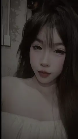 Em lại rơi vào quãng thời gian tâm tối ấy, không còn ai ở bên, một mình em chóng chịu với khó khăn. Hôm nay em cố hết sức rồi, không thể cố thêm nữa. Cả thế giới sụp đổ trước mắt em mà em không biết phải làm thế nào.#