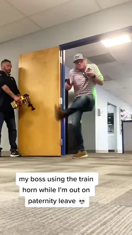 Scare my coworker 🤣🤣#scare #scared #scareprank #prank #fun #funny #viral #trending #jumpscare #couple #family #fyp #foryourpage 