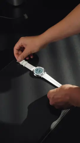Unboxing Samsung Galaxy Watch 8 Classic ! Voici la dernière montre connectée de chez Samsung ! La Galaxy Watch 8 Classic avec un superbe design.  Comme à son habitude Samsung nous livre une montre connectée excellente et super complète.  #samsung #samsunggalaxy #asmrunboxing #asmrvideo #unboxingtherapy @Samsung France 
