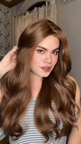 Sun-kissed, soft, and stunning. Fall in love with these warm honey-brown waves that feel as good as they look. ✨ 📦 Heat-resistant | Washable | Natural look #Hairforya #FuturaFiber #WigGoals #EverydayGlam #NaturalVibes