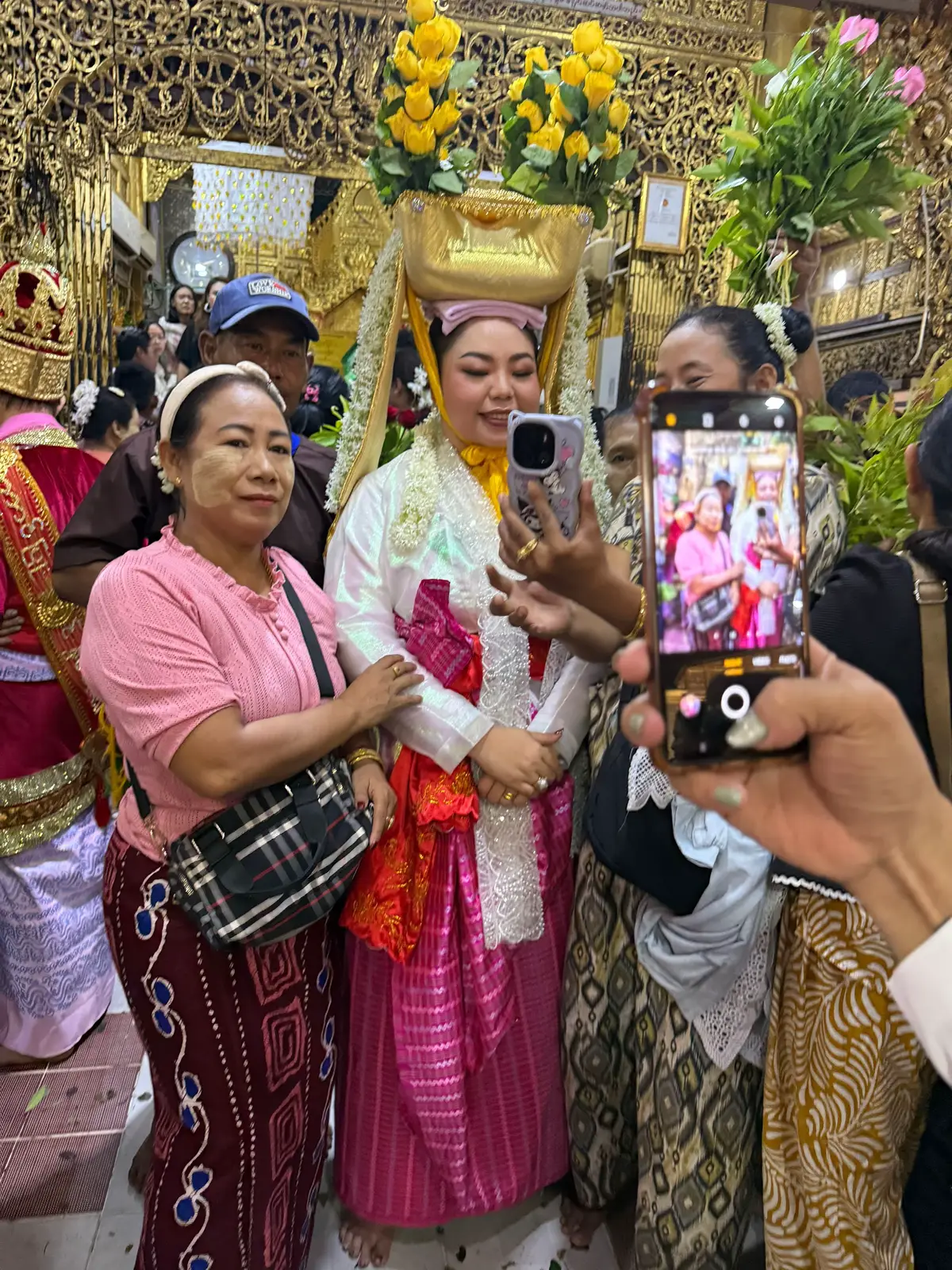 မိဖုရားကြီးကို ချစ်လို့ပါ ဆိုပီး တကူးတက လာတွေ့ အမှတ်တရ လာရိုက်သူများအားလုံး ကျေးဇူးအထူးပါ။  #တောင်ပြုံးရွှေနန်းတော်ကြီး #နန်းကြီးမိသားစု #ရွှေနန်းတော်ကြီးမဟာစံခန်း #သိုးဆောင်းမိဖုရားကြီးရွှေရတနာသိင်္ဂီ #တောင်ပြုံးရွှေနန်းတော်ကြီးမဟာစံခန်း #တောင်ပြုံးဝါခေါင်ပွဲတော် 