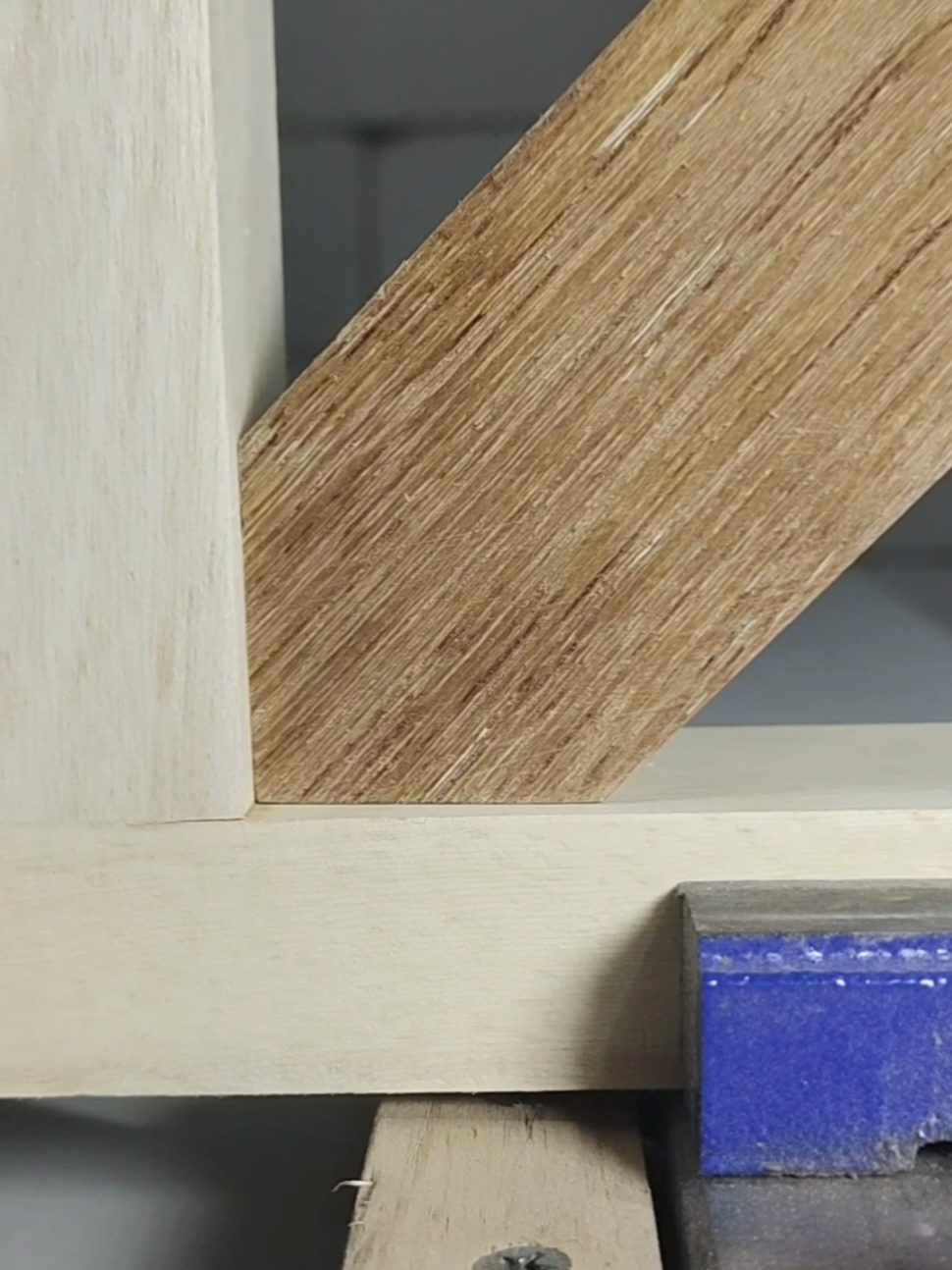 Mendapatkan garis sudut tanpa mengukur. #woodworking #fyp #tipsandtricks 