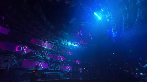 Tiếp theo là một bài nhạc hoa remix, càng nghe càng lặng, càng lặng càng ngấm. Nghe xong cảm thấy yêu đời hơn không ? Hay lại tiếp tục suy #infinitybeerclub #barmoihanam #infinity #barhanam 