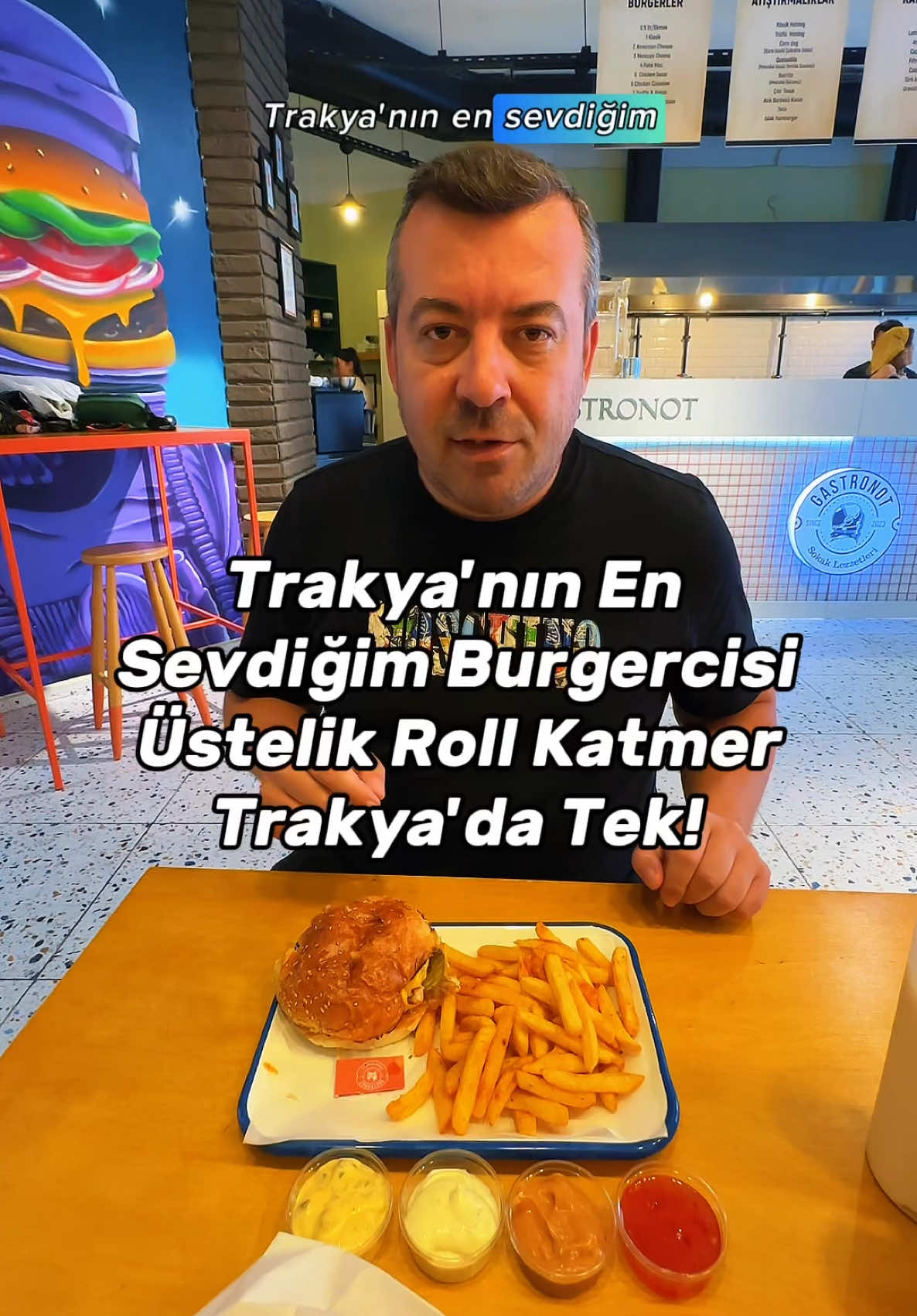 Trakya'nın En Sevdiğim Gurme Burgercisi Üstelik Roll Katmer Trakya'da Tek! Mert ve Ezgi Şef sevimli restoranlarında müthiş gurme burgerler yapıyorlar ve erişilebilir fiyatlara servis ediyorlar. Mecburen Reklam  Peki biz @gastronot_streetfood 'da neler söyledik? -American Cheese Burger 330₺  -Truffle Chicken Burger 290₺ -Roll Katmer 2 kişilik 300₺ -2 adet Ayran 100₺ -Ekstra 4 adet özel sos 60₺ -Patates Kızartması İkram -Mayonez Ketçap İkram Gördüğünüz masanın toplam hesabı 1080₺ tuttu. Özellikle Roll Katmer muhteşem bir tatlı Trakya'da tek! Bu harika burgerciyi mutlaka keşfedin, tavsiyemdir. #yemek #food #TTT #lüleburgaz #trakya