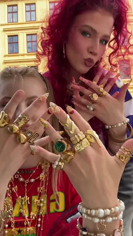 @lily*** #fashiontiktok #goldjewelry #fitspo #streetwear #OOTD #summerfitspo #maximalistjewelry #fashionfriends 
