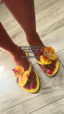 Perfect summer holiday flips! #summershoes #flipflops 