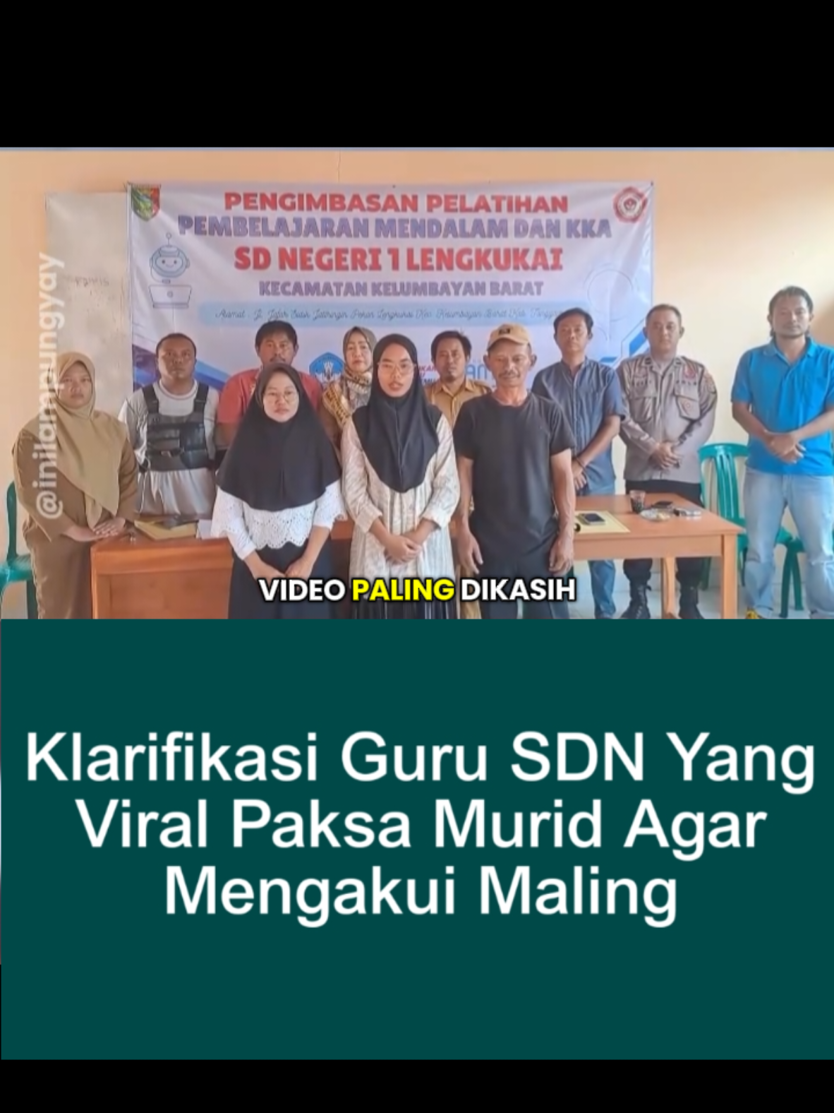 Beberapa hari terakhir, media sosial dihebohkan dengan video seorang guru SD di Lampung yang berbicara dengan siswanya terkait dugaan pencurian. Namun, yang membuat video ini ramai dibicarakan warganet bukan soal kasusnya, melainkan cara sang guru bertanya yang dianggap sebagian orang terlalu menekan sang anak. Guru yang bersangkutan akhirnya buka suara. Dalam penjelasannya, ia mengaku bahwa video tersebut memang ia rekam sendiri di SDN 1 Lengkukai, Kecamatan Kelumbayan Barat, Kabupaten Tanggamus. Tujuannya? Ternyata bukan untuk disebar di media sosial. “Video itu saya buat untuk mengabarkan kondisi anak kepada ibunya yang sedang bekerja di luar negeri. Bukan untuk konsumsi publik,” ujarnya. Sayangnya, video itu kemudian beredar luas setelah dibagikan pihak yang tidak bertanggung jawab. Menyadari dampaknya, sang guru menyampaikan permintaan maaf kepada pihak sekolah dan semua yang merasa terganggu. “Saya mohon maaf sebesar-besarnya. Video ini murni saya buat sendiri, tanpa paksaan dari siapa pun,” tambahnya. Kejadian ini menjadi pengingat bersama bahwa teknologi bisa jadi alat bantu, tapi juga bisa menimbulkan masalah jika tidak digunakan dengan hati-hati. Harapannya, semua pihak bisa belajar dari situasi ini, baik dalam menjaga etika saat berkomunikasi dengan anak, maupun dalam mengelola informasi di era digital. Bagaimana tanggapanmu?👀 #inilampungyay #lampungyay #sd #fyp #viral #tanggamus #lampung 