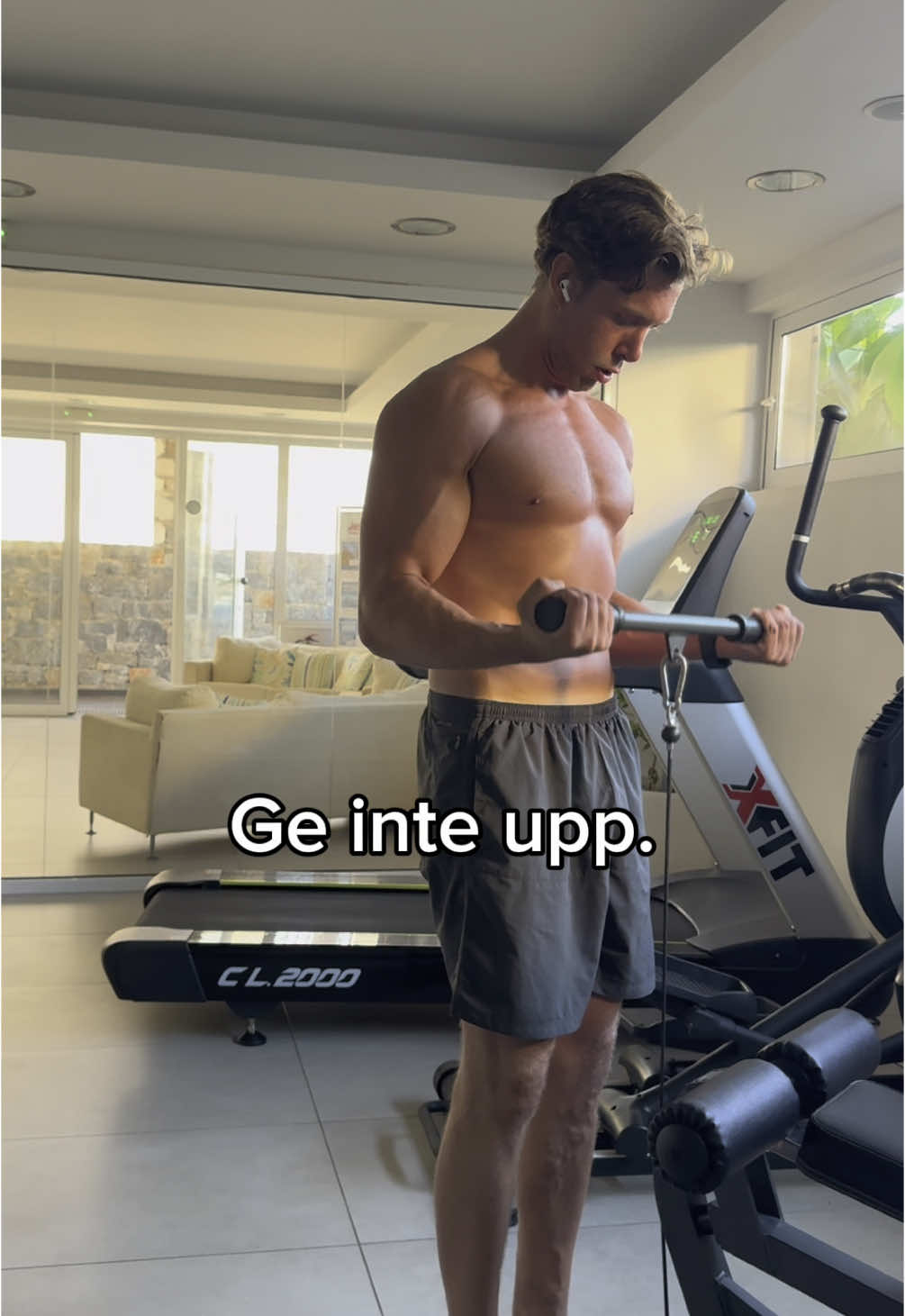 Måndagsmotivation till er alla! 🔥 Det enda jag vill säga med detta inlägg är att du kan klara det! Tro på dig själv! Ge inte upp! Min resa är ett kvitto på att det går. Jag tappade 35kg på ett år och jobbade ett vanligt 8-5, som många andra gör. Kontor varenda dag.  Det krävs inte timmar av träning varje dag eller en kostplan du inte tycker om. Tvärtom. Jag lyckades med mina recept, ökad daglig aktivitet i form av steg/promenader och en träningsform nån gång i veckan jag tycker om. Och sen kontinuerligt jobb på mig själv och mina mål 💪🏻 Jag vill inspirera och hjälpa er! För det går! Ta en dag i taget och försök det där lilla extra en dag i taget så kommer du ta dig fram.  Snart släpper jag stora nyheter som kan hjälpa många. Nu kör vi ❤️ #gym #transformation 