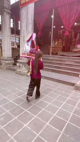 Thân hình nhỏ bé nhưng chẳng ngại việc cha mẹ giao luôn sẵn sàng đón nhận việc lớn nhỏ 🪷🪷#tuphuvanlinh #cô đồng Hà