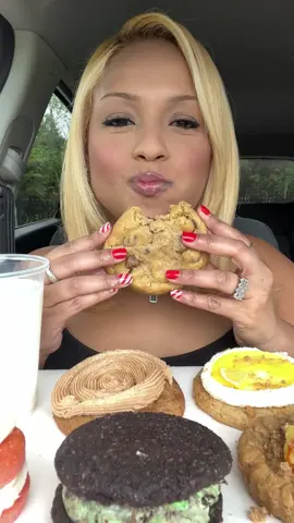 Crumbl cookies of the week review🍪🥠 #crumblcookies #crumbl #cookies #mukbang #crunchy 