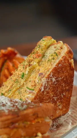 تشيكن ميلت ساندوتش 🍞🧀 . الوصفة جدا سهلة والمكونات اكيد متوفرة 🫶🏼 . المكونات : - صدور دجاج  - معجون الفلفل - زيت السمسم  - ورشتسر صوص  - بابريكا  - كايين  - بودرة الثوم  - بودرة البصل  - فلفل اسود  - ملح  - ملفوف - ملفوف بنفسجي  - جزر  - بصل اخضر  - بصل احمر  - شبت  - خبز توست  - جبنة تشيدر  - جبنة قشقوان  - زبدة  - جبنة بارميزان اختياري  . وبالعافية عليكم ❤️🧀 . #وصفات #اكل #طبخ #ساندوتش #دجاج 