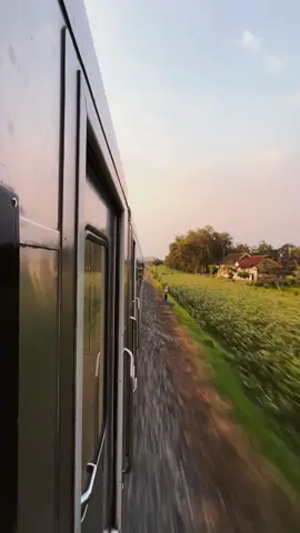 KA. Gajayana to Jakarta #railfans #railfansindonesia #keretaapiindonesia #kai121 #traveling 