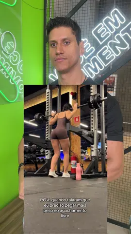 A maioria das mulheres perde massa muscular e óssea à medida que envelhece... Não por causa da idade... mas porque lhes foi dito para «tonificar» e evitar levantar pesos pesados. => Musculação não tem a ver com ganhar massa muscular. => Tem a ver com manter a massa muscular. => Fortalecer os ossos. => Aumentar o metabolismo. => E manter-se forte à medida que envelhece. Não precisa de ser frágil. Só precisa de escolher ser forte.