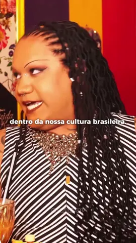 Arde Mas Passa, 2025. O quadro no YouTube criado pela queen @desireebeck_ que conta com um bate-papo com convidados, os mesmos e a própria Desirée, durante a conversa devem experimentar diversos tipos de pimenta! Uma das convidadas do quadro, foi a maravilhosa @dacotamonteiro e em um trecho, compartilhou suas imitações icônicas, dentre elas a maioral @hilton_erika . 📸 Reprodução - YouTube  #dragqueensofinstagram #dragrace #dragracebrasil #erikahilton #tipografia   