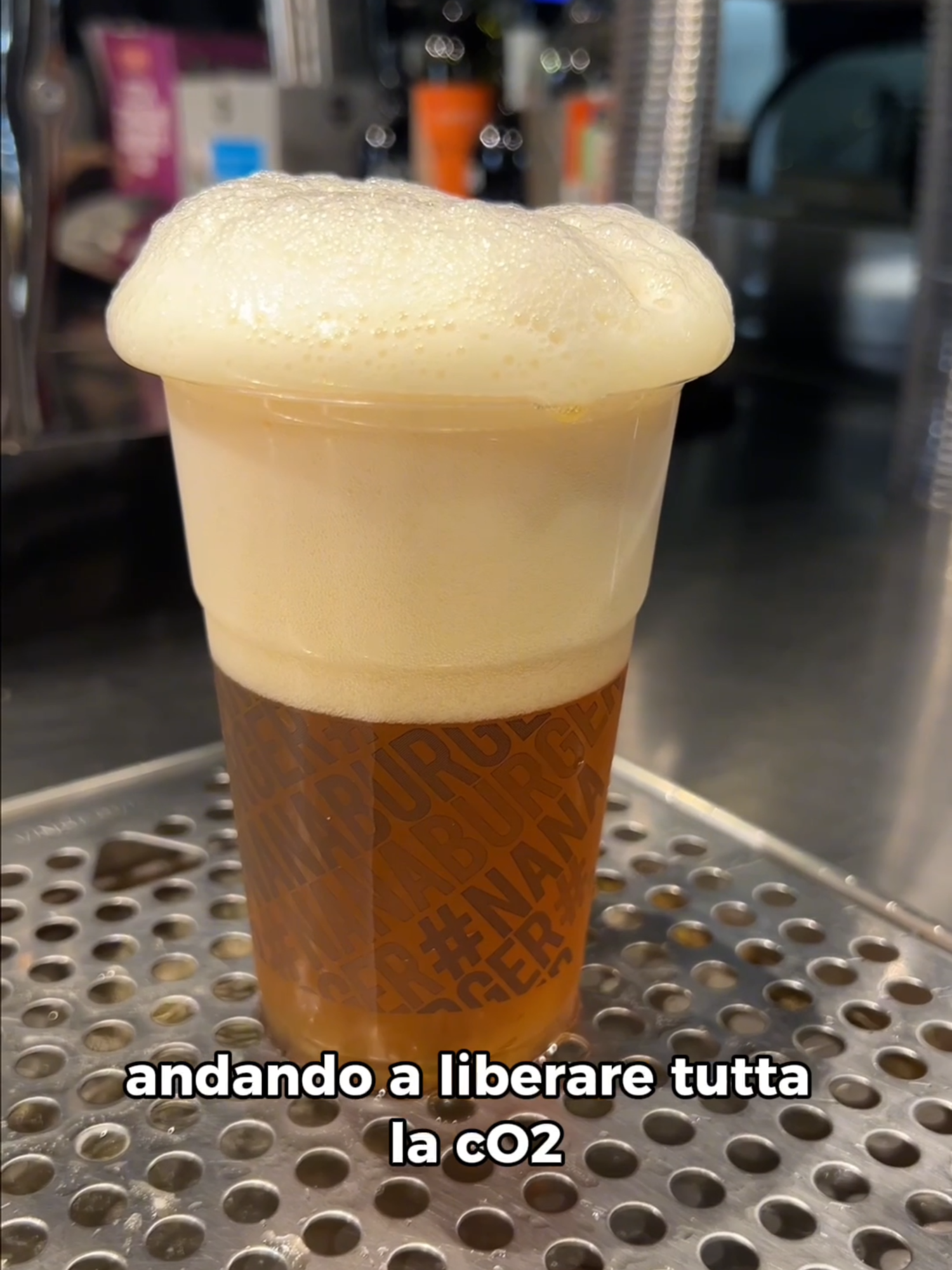 Con Davide del Birrificio Turris vi mostriamo il segreto del metodo a 3 spillature: la tecnica che esalta aromi e freschezza, creando la schiuma giusta per proteggere e valorizzare ogni sorso. 1️⃣ Prima spillatura – Si crea la base di schiuma. 2️⃣ Seconda spillatura – Si riempie senza disturbare il corpo della birra. 3️⃣ Terza spillatura – Si completa e si perfeziona il cappello. 💡 Per noi di Nana, come per Davide, qualità e maestria vanno di pari passo: perché il piacere inizia dalla prima occhiata al bicchiere. 🍻 Cheers! Alla salute, ma fatta bene. #nanameatwine #bbq #bbqtok #FoodTok #grigliata