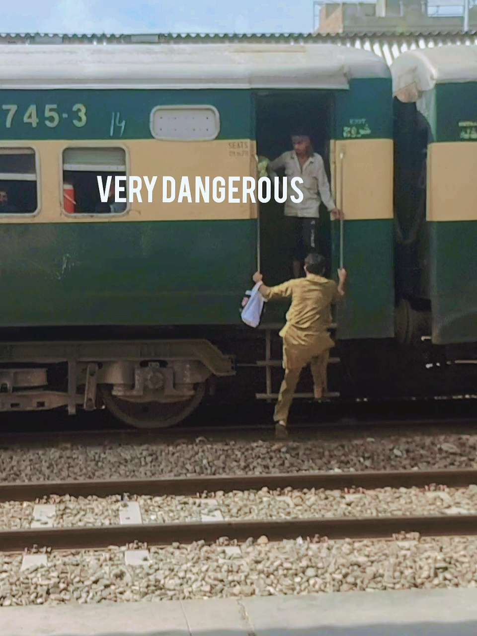 allama iqbal express okara passing #locomotive #foryou #fypagetiktok #trainlover #railwaystiktok #fypage #railwaylocomotive 