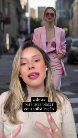 Blazer é aquela peça que tem o poder de transformar qualquer look… Mas são os detalhes que deixam tudo ainda mais elegante. Salve para não esquecer!  Ah, e se você quer aprender a montar looks elegantes com poucas peças, o eBook Estilo Prático tá cheio de ideias pra facilitar sua rotina. Imagine você linda e bem vestida todos os dias! 📍 LINK NA BIO  #DicasDeEstilo #truquesdemoda #blazerelegante #estilopessoal #modainteligente #alinealvesestilo #lookcomblazer #ebookestilopratico #lookcomestilo #reelsdemoda