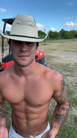 Monday morning tractor work 🚜