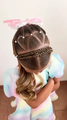 ✨ Frisur, bei der man nur „Wow!“ sagt! 😍 Schau dir das ganze Video in meinem Profil an! ✨ A hairstyle that makes everyone say “Wow!” 😍 Watch the full video on my page! #KidsHairstyle #GirlsHair #HairIdeas  #Kinderfrisur #Mädchenfrisur #FrisurenIdeen #MädchenMama 