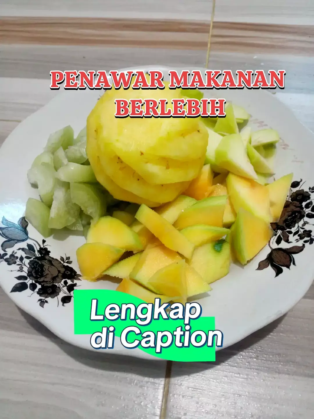 👇👇👇👇👇👇👇 6 makanan alami yang bisa menjadi penawar kelebihan zat berbahaya dalam makanan (seperti pewarna buatan, pengawet, MSG berlebihan, logam berat, dan pestisida), beserta cara konsumsi dan manfaatnya: 1. Chlorella (Ganggang Hijau) Cara Konsumsi: Dalam bentuk bubuk (1-2 sdt dicampur air) atau kapsul. Manfaat: Mengikat logam berat seperti merkuri dan timbal. Menetralisir racun dalam darah dan hati. Meningkatkan detoksifikasi secara alami. 2. Brokoli Cara Konsumsi: Dikukus sebentar atau dijadikan jus bersama apel dan lemon. Manfaat: Mengandung senyawa sulforaphane yang membantu mengaktifkan enzim detoksifikasi di hati. Melindungi sel dari kerusakan akibat bahan kimia berbahaya. Mendukung pembuangan racun lewat sistem pencernaan. 3. Bawang Putih Cara Konsumsi: Dimakan mentah 1–2 siung/hari atau dicampur ke dalam makanan. Bisa juga direbus untuk teh bawang putih. Manfaat: Mengandung senyawa allicin yang bantu detoksifikasi logam berat. Membersihkan darah dan memperkuat fungsi hati. Menurunkan kadar toksin akibat pengawet atau bahan kimia makanan. 4. Daun Ketumbar (Cilantro) Cara Konsumsi: Dibuat sambal, lalapan, atau dijadikan jus detoks dengan lemon dan air hangat. Manfaat: Sangat efektif menarik logam berat keluar dari tubuh. Membantu pembersihan darah. Membantu mengurangi dampak racun dari makanan olahan. 5. Teh Hijau Cara Konsumsi: Seduh 1–2 cangkir/hari, jangan berlebihan. Bisa dicampur dengan lemon untuk efek detoks tambahan. Manfaat: Kaya antioksidan (EGCG) yang melindungi sel dari racun. Menstimulasi fungsi hati dan ginjal untuk membuang racun. Membantu netralisir efek makanan yang mengandung bahan kimia. 6. Buah Bit (Beetroot) Cara Konsumsi: Dibuat jus atau direbus lalu dijadikan salad. Manfaat: Meningkatkan produksi enzim detoks di hati. Membantu menghilangkan toksin dalam darah. Mengurangi dampak bahan pengawet dan pewarna sintetis dalam makanan. Tips Tambahan: Minum air putih hangat + perasan lemon tiap pagi untuk bantu kerja hati dan ginjal. Puasa intermiten (IF) juga mendukung proses detoks alami tubuh. Kurangi makanan olahan, instan, dan tinggi bahan kimia buatan untuk hasil maksimal. 6 penawar saat kita berlebih makan Berikut 6 penawar alami saat kita kelebihan makan (overeating), terutama jika merasa begah, mual, kembung, atau asam lambung naik: 1. Air Hangat + Perasan Lemon Cara Konsumsi: Minum 1 gelas setelah makan besar. Manfaat: Membantu melarutkan lemak. Menstimulasi pencernaan. Meredakan rasa begah dan mual. 2. Teh Jahe Cara Konsumsi: Rebus jahe segar 2–3 cm dengan air 200 ml, bisa tambahkan madu. Manfaat: Mengurangi kembung dan mual. Melancarkan pergerakan makanan di lambung. Mengurangi gas berlebih. 3. Cuka Apel (Apple Cider Vinegar) Cara Konsumsi: Campur 1 sdm cuka apel ke 1 gelas air hangat, minum setelah makan berat. Manfaat: Menstabilkan kadar gula darah. Membantu pencernaan lemak. Mengurangi rasa penuh dan tidak nyaman. 4. Pepaya Cara Konsumsi: Konsumsi 1–2 potong setelah makan berat. Manfaat: Mengandung enzim papain yang membantu mencerna protein. Mencegah sembelit. Meredakan rasa berat di perut. 5. Air Rebusan Daun Mint atau Teh Peppermint Cara Konsumsi: Rebus 5–10 lembar daun mint atau seduh teh peppermint. Manfaat: Melegakan perut kembung dan mual. Menenangkan otot-otot saluran pencernaan. Memberi efek segar dan ringan di perut. 6. Jalan Santai 10–15 Menit Cara Melakukan: Lakukan 15–30 menit setelah makan, jangan langsung tidur. Manfaat: Membantu mempercepat pencernaan. Mengurangi rasa ngantuk dan begah. Mencegah penumpukan lemak dan refluks asam lambung. Kelebihan makan? 🤭 Perut begah, mual, kembung langsung bikin nggak nyaman. Tenang… cobain 6 penawar alami ini biar perut lega lagi ⬇️🍋🌿 ✅ Air hangat + lemon ✅ Teh jahe ✅ Cuka apel ✅ Pepaya ✅ Teh peppermint ✅ Jalan santai Badan enteng, pencernaan lancar, tidur pun nyenyak 😍 #KesehatanAlami #TipsSehat #Herbal #Begah #PerutKembung #CukaApel 