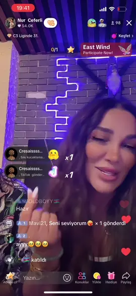 Sesiyle her kesi hayaran etdi @Nur Ceferli 