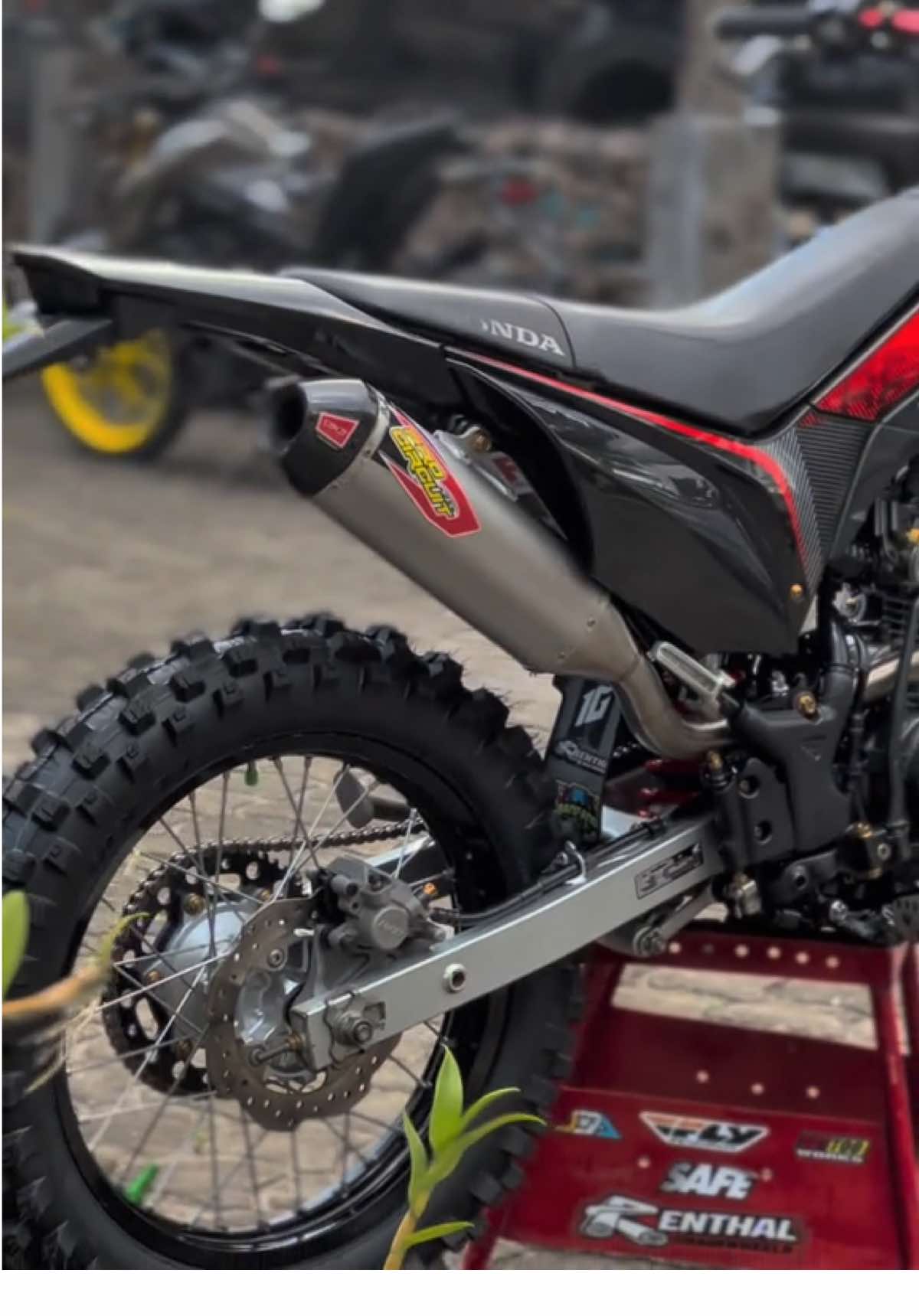 𝑭𝒓𝒐𝒎 𝒔𝒕𝒓𝒆𝒆𝒕 𝒕𝒐 𝒅𝒊𝒓𝒕😎 #Honda #crf150l #crf #crfherexstyle #dirtbike #trailbike #chuychuyan #rideblack #dunlop #brt #pitsbike #trending #fyp #foryou #foryoupage #fyppoppppppppppppppppppppppp 