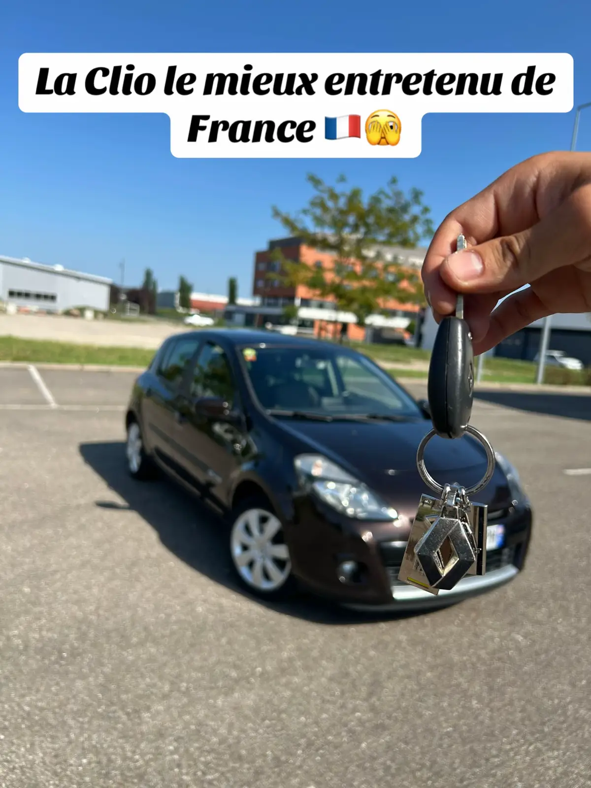 Clio III XV de France 1.5 dci 106chv 2012 (couleur brun cajou) 😍                🚨À vendre pour les intéressées🚨 1.5dci 106 chv, manuelle boîte 6, clim auto, régulateur, etc… . Full option il manque juste le toit. MOTEUR CHANGER ✅ Nouveau moteur : 157 000 km. Ça se passe en privé pour le 💶👌. #pourtoi #clio #pourtoi #france #jaime 