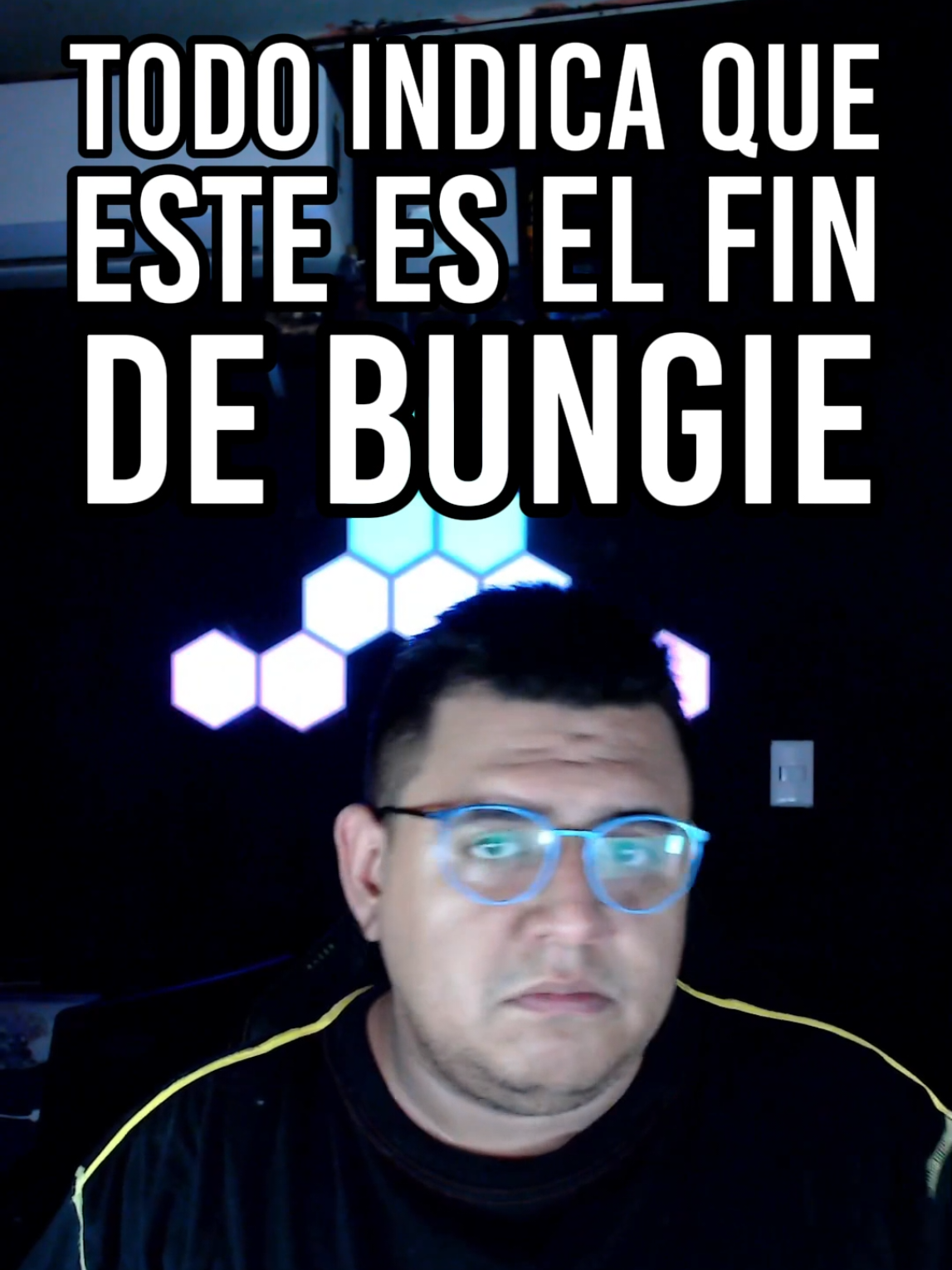 Parece que este es el fin de Bungie 💣 Cuando Sony compró Bungie en 2022 por 3.600 millones de dólares, prometió que sería “independiente”, “multiplataforma” y libre de seguir su camino 🚀. Tres años, varios tropiezos y muchas polémicas después, la CFO Lin Tao lo ha dejado claro: esa independencia “se está acabando” y el futuro es formar parte de PlayStation Studios. La decisión llega tras una racha complicada: Destiny 2 en caída de reputación, Marathon sin despegar, despidos masivos, polémicas por activos robados y una expansión que debía salvar la temporada y terminó hundiéndola más ⚠️. Incluso Hiroki Totoki, presidente de PlayStation, exigió públicamente más “responsabilidad” en presupuestos y plazos. Aunque por fuera pueda parecer que Bungie seguirá igual, la integración avanza y podría convertirlos en el “equipo de apoyo” para otros juegos como servicio de Sony 🎯. Pete Parsons sigue como CEO, pero su permanencia es una incógnita. Bungie ha pasado de ser un símbolo de autonomía a un estudio bajo supervisión directa, y aunque su nombre es demasiado grande para desaparecer, su rumbo ya no lo marcan ellos. 🎮💙. #bungie #playstation #gamer #destiny #destiny2 #videojuegos #noticias #gamerdenacimiento #gaming #noticias #gamers #Play5 #ps5 #sony #playstation5 