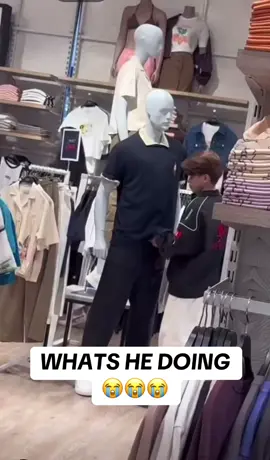WHATS HE DOING 😭😭😭 #fypツ #funnytiktoks /#fypシ゚viral #mannequin #funnytiktok 