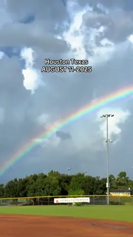 SPLENDID RAINBOW IN THE HEIGHTS HOUSTON TEXAS #rainbow #weather  #houwx #TXWX #hounews  #StormChaserHouston #HoustonWeather 