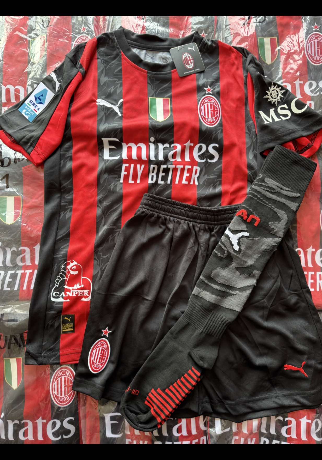 🔥 El nuevo uniforme del AC Milan 2025/26 llegó para encender San Siro 🔴⚫ Piel de guerreros, historia en cada detalle y un diseño que impone respeto en la cancha. ¿Listo para sentir la pasión rossonera? ❤️‍🔥 #ACMilan #Milan2025 #Rossoneri #SerieA #Futbol #Soccer #Calcio #SanSiro #ForzaMilan #Milanista #FutbolEuropeo #UniformeMilan #Milano #JerseyMilan #santigimenez #lukamodric 