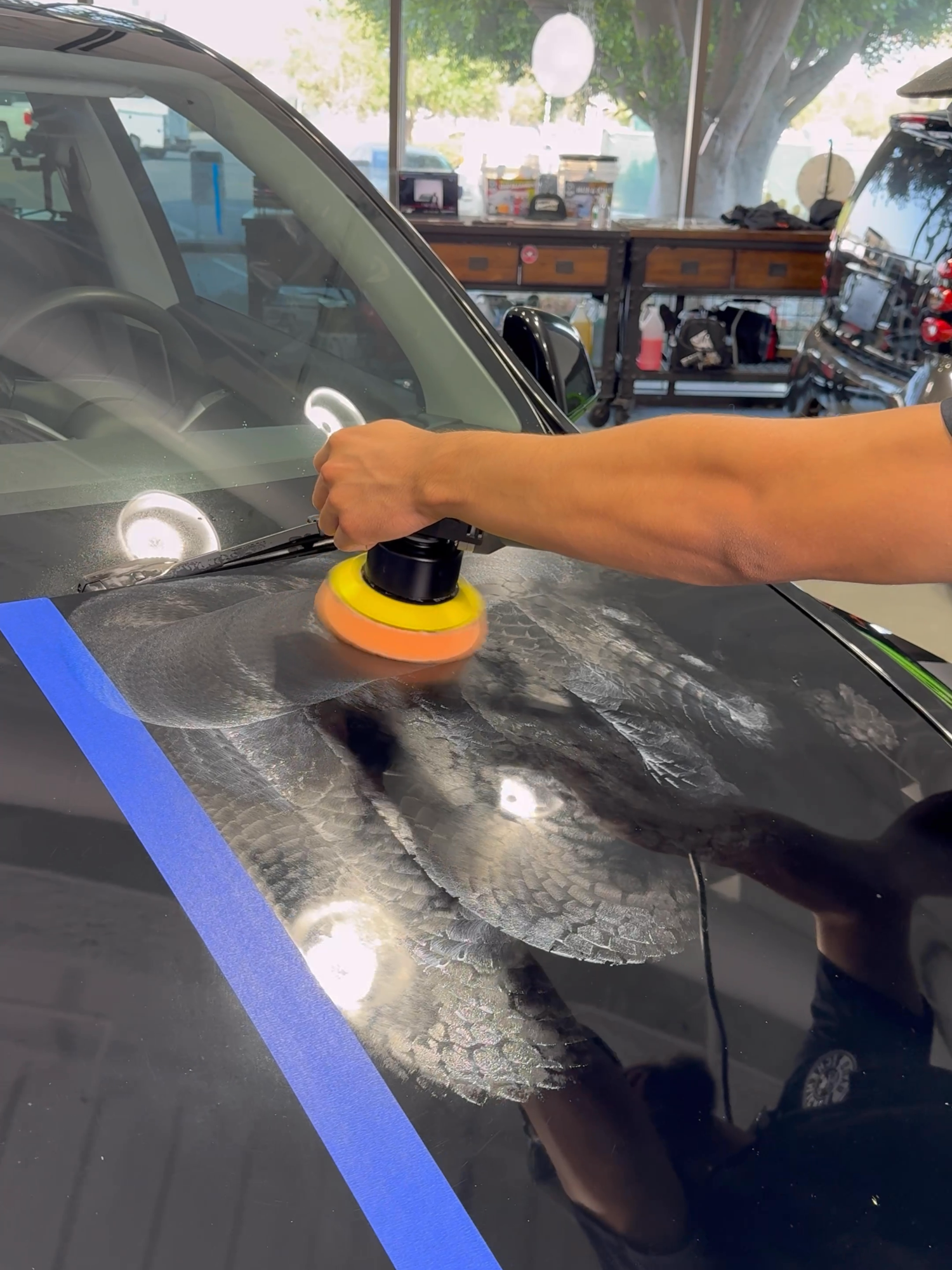 ¡Cómo pulir un coche negro en menos de un minuto! ✨#chemicalguys #detailing #comohacer #restaurar #parati #auto #carcareproducts #tesla #polishing