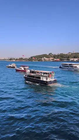 #اسطنبول🇹🇷#ليت الذي بيني وبينك، بابٌ يُطَرَقُ #تقسيم_#خدني-ليك#مجرد_ذووقツ🖤🎼 