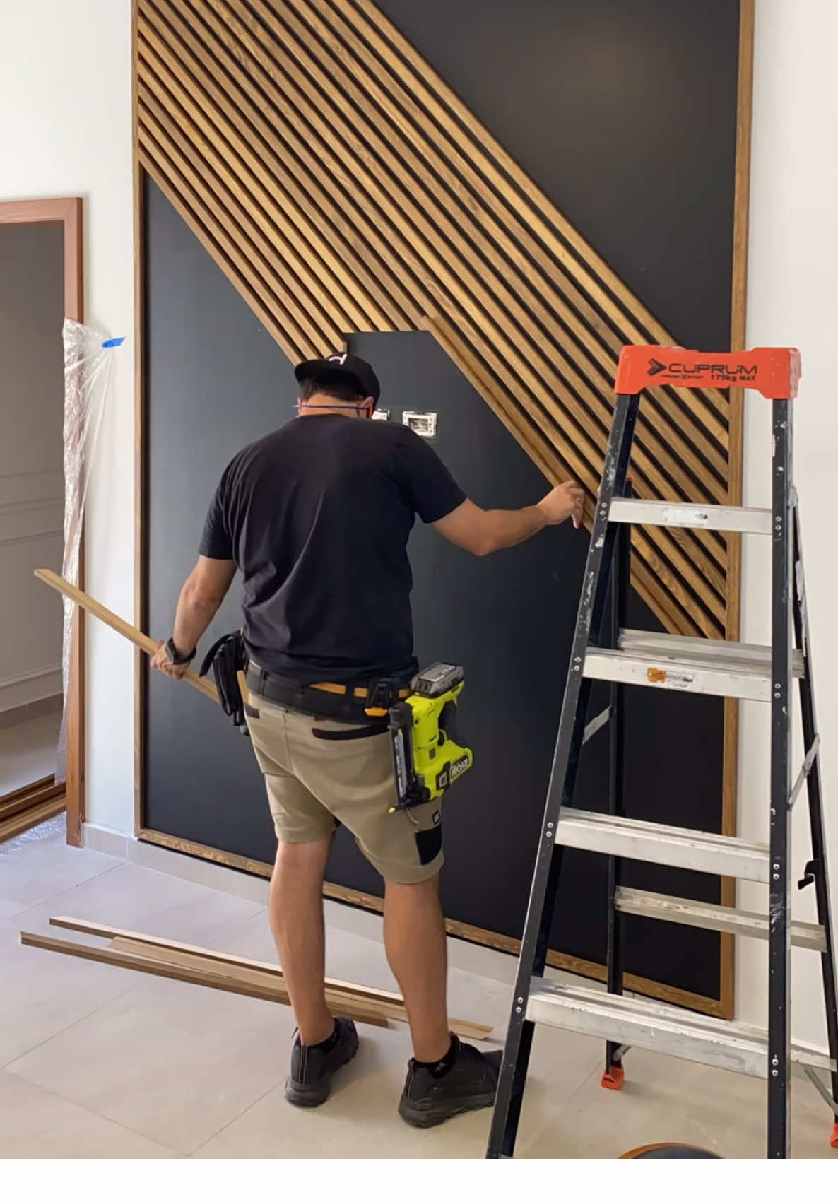 Proyecto terminado 👊🏼 Trabajar con madera natural entintada y barnizada siempre es un reto, pero el acabado final es increíble ✨ Así quedó esta decoración dentro de la cocina de este hogar 👍🏼 #wooddecor #decoracion #interiorismo #interior4inspo #diseñodeinterior #interiordesign #carpinteria #DIY #handyman #woodworking #woodworker #homedecoration #accentwall #moldurasdecorativas #ryobitools 