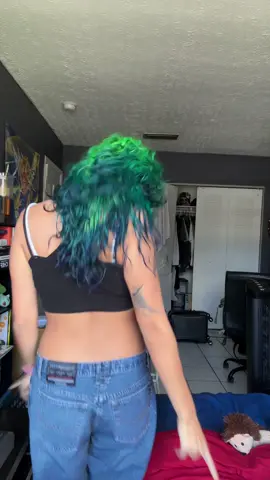 I’ve never stepped foot into a club #greenhair #bluehair #curlyhair 