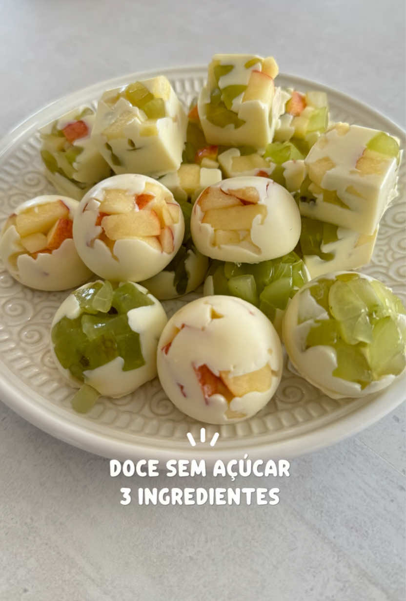 Doce sem açúcar apenas 3 ingredientes e super proteico! Super fácil e fica uma delícia!  Ingredientes:  24g de gelatina incolor e sem sabor 30ml de água pra hidratar a gelatina  6 col de sopa de leite em pó  100 ml de água morna  Pode usar a fruta que preferir mas com uva ou maçã fica muito bom!  #doce #receitas #docefit #docefacil  #receitafit #receitaviral #gelatina 
