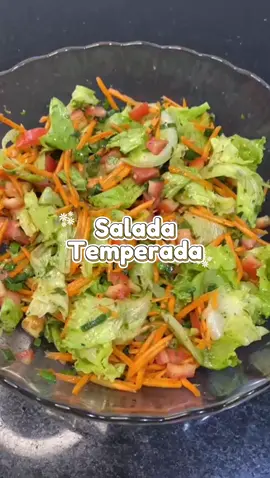 Salada temperada deliciosa para vc nunca mais comer salada sem graça 😋 Ingredientes do Molhinho  Salsinha e Cebolinha 1 Limão  Azeite à gosto 1 Colher de café de Sal 1 colher de Lemmon Pepper 1 Colher de Alho frito granulado  1 Colher de Orégano       #creatorsearchinsights  #receitasaudavel #salada #saladasaudavel #comidasaudavel #receitas 