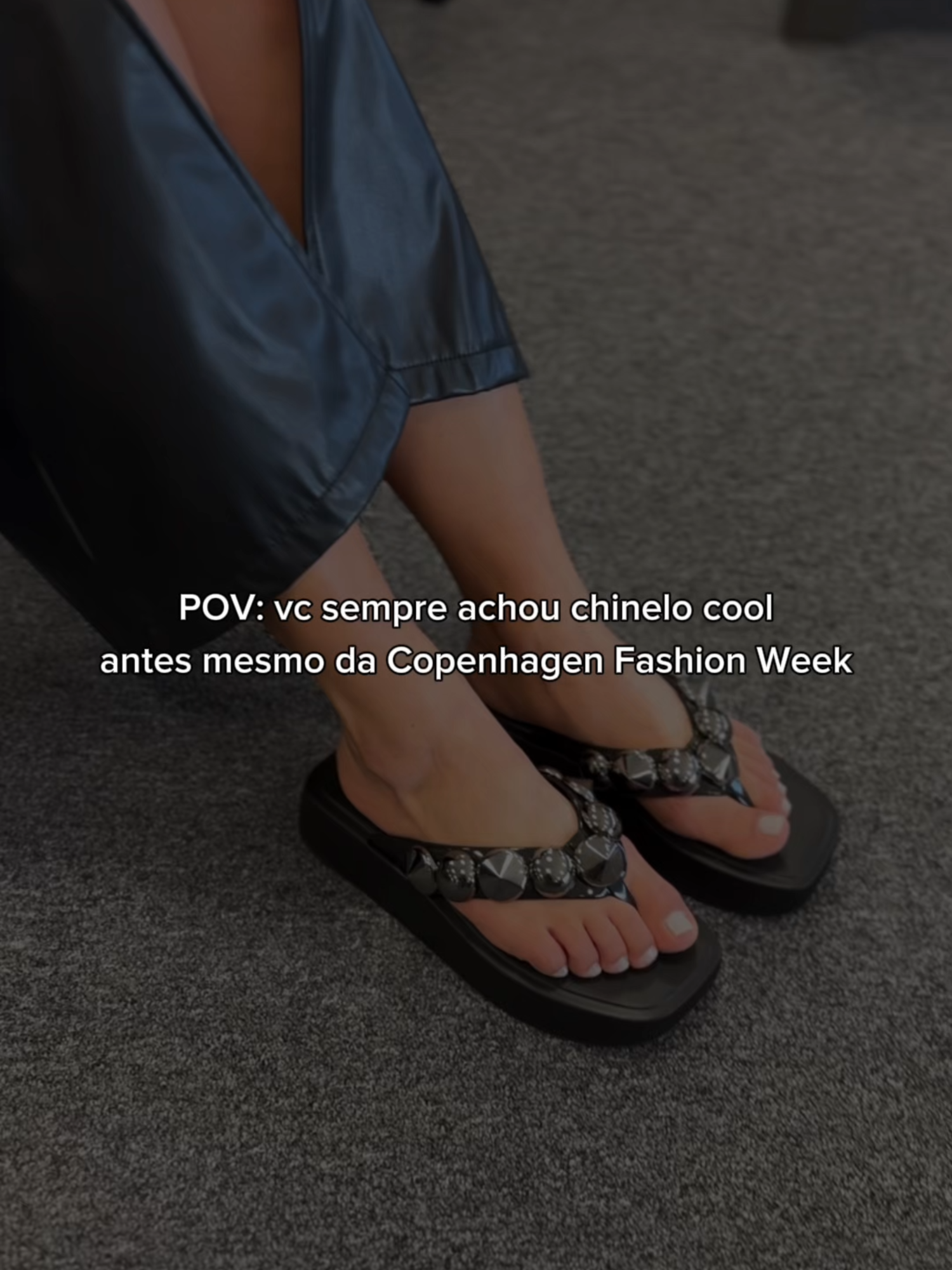 E quem diria que os chinelos receberiam a maior atenção no Copenhagen Fashion Week né! E você, já era fã de usar ou agora vai usar mais ainda! Comenta qual seria o seu chinelo fave da Petite para arrasar em todo lugar? #StreetStyle #copenhagenstyle #styleinspo #copenhagenfashionweek #fy #fyp #fashion #tendencia