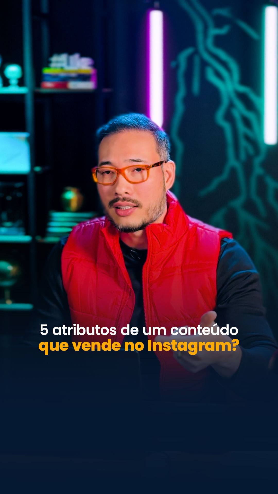 Como criar conteúdo que vende sem parecer venda? 📝 Hoje em dia, vender não começa com uma oferta, começa com valor. A Boston Consulting Group aponta que os conteúdos mais eficazes unem educação relevante, storytelling, autenticidade, presença humana e autoridade, sem pressionar o público para comprar no primeiro contato. É a lógica de entregar antes de extrair — e essa é a chave para transformar seu perfil em ativo de negócio. 📊 Todos os conteúdos que for fazer, procure ensinar algo útil. Conteúdos que geram aprendizado têm mais chances de serem salvos e compartilhados, aumentando a distribuição orgânica. Potencialize isso com uma narrativa envolvente — o storytelling mantém a atenção e envia sinais positivos ao algoritmo de que seu post merece ser entregue para mais pessoas. 🚀 Lembre-se de ser autêntico. A maioria dos consumidores rejeitam conteúdos genéricos ou de banco de imagem, dado o fato deles gerarem uma sensação de serem artificiais. Mostrar seu rosto, sua voz e sua forma de pensar cria proximidade e identificação. Essa presença humana reforça que existe alguém real por trás da marca. 💡 Demonstre autoridade, compartilhe experiências, resultados ou bastidores que comprovem que você domina o assunto. Autoridade não se impõe, se constrói — e quando combinada com valor genuíno, cria confiança suficiente para que a compra se torne uma consequência natural. 📲 Quer dominar a lógica de criar conteúdo que engaja, constrói relacionamento e gera vendas? No Engage&Venda+ IA, você encontra estratégias práticas, ferramentas e exemplos reais para acelerar o crescimento do seu perfil, engajar mais e vender de forma consistente. Acesse o link na bio.