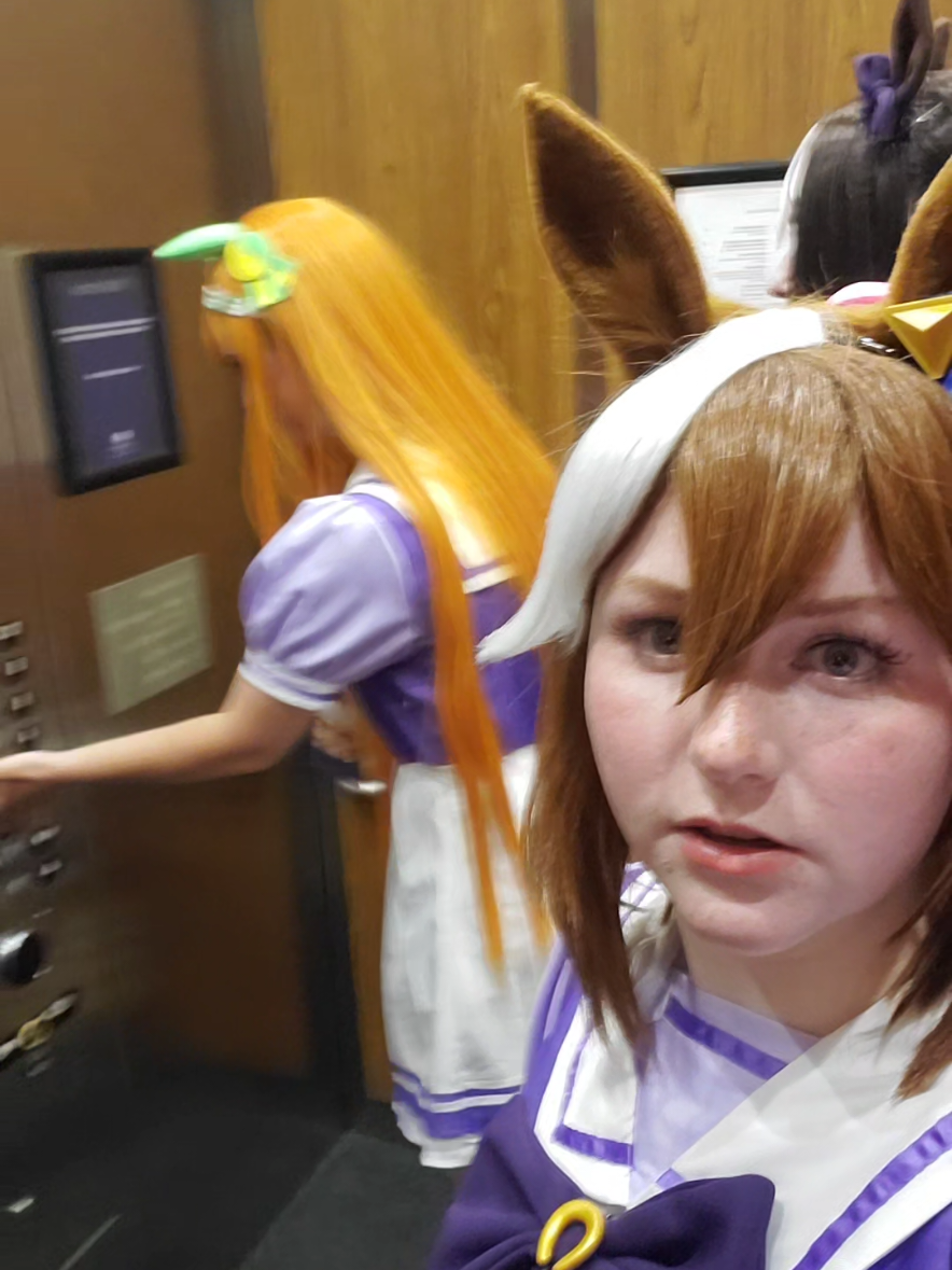 Uma musume core lol @Zaz is Silence Suzuka @jazzy ✨ is Special Week #umamusume #umamusumeprettyderby #animethon #tokaiteio #specialweek #silencesuzuka #elevator #cosplay #cosplayer #cosplayers 